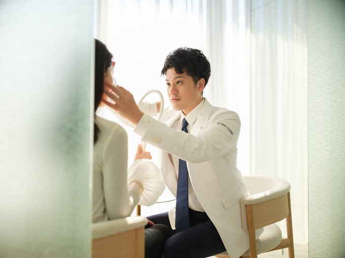 笠井諒院長がカウンセリングする画像